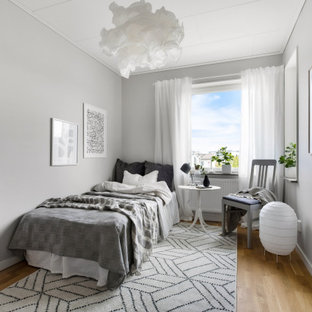 Minimalistisk inredning av ett sovrum