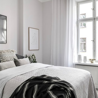 Idéer för att renovera ett litet skandinaviskt sovrum, med vita väggar