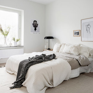 Inspiration för ett mellanstort skandinaviskt huvudsovrum, med vita väggar och ljust trägolv