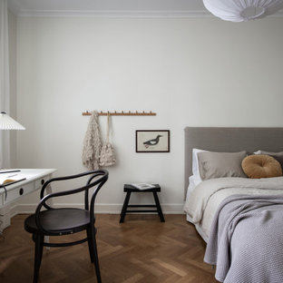 Inspiration för moderna sovrum, med vita väggar, mellanmörkt trägolv och brunt golv