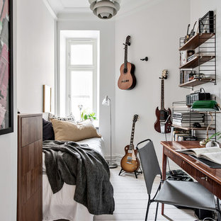 Nordisk inredning av ett litet sovrum, med vita väggar, ljust trägolv och vitt golv