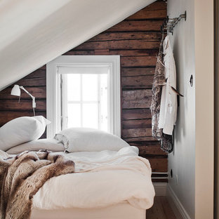 Foto di una piccola camera degli ospiti nordica con parquet chiaro e pareti bianche