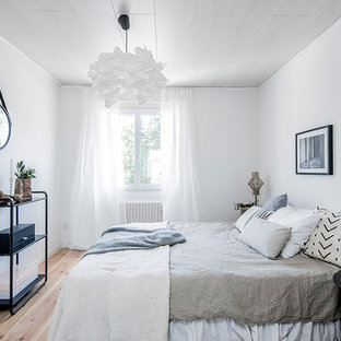 Bild på ett mellanstort minimalistiskt huvudsovrum, med vita väggar, ljust trägolv och beiget golv
