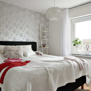 Exempel på ett minimalistiskt sovrum, med grå väggar, mellanmörkt trägolv och brunt golv