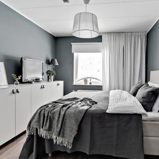 Idéer för ett minimalistiskt huvudsovrum, med grå väggar, laminatgolv och brunt golv