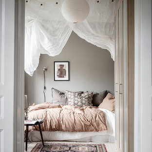 Inspiration för minimalistiska gästrum, med grå väggar, ljust trägolv och beiget golv