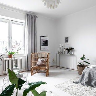 Inredning av ett skandinaviskt sovrum, med vita väggar, målat trägolv och vitt golv