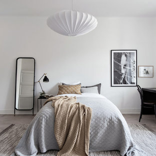 Inspiration för nordiska gästrum, med vita väggar, mellanmörkt trägolv och beiget golv