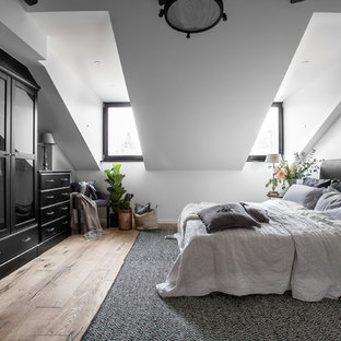 Esempio di una grande camera matrimoniale nordica con pareti bianche e parquet chiaro