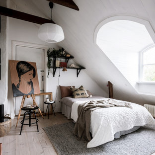 Inspiration för skandinaviska sovrum, med vita väggar, ljust trägolv och beiget golv