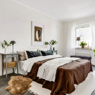 Idéer för stora minimalistiska sovrum, med beige väggar, mörkt trägolv och brunt golv