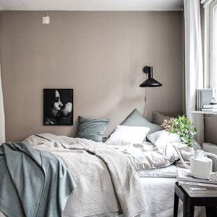 Foto de dormitorio escandinavo, pequeño, con paredes marrones