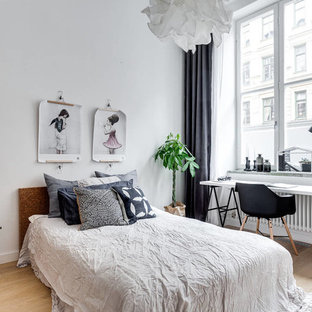Idee per una camera matrimoniale nordica di medie dimensioni con pareti bianche e parquet chiaro