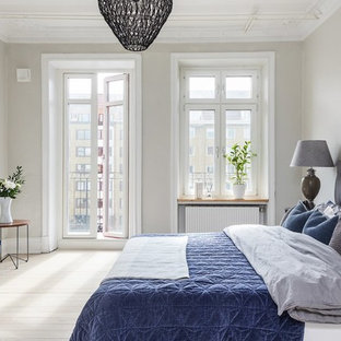 Inspiration för ett stort skandinaviskt huvudsovrum, med grå väggar, ljust trägolv och beiget golv