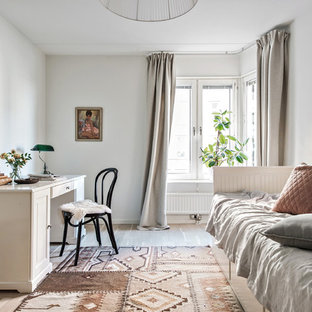 Inspiration för ett minimalistiskt sovrum, med vita väggar, ljust trägolv och beiget golv