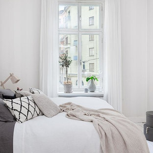 Imagen de dormitorio principal, nórdico, pequeño, con paredes beige y suelo de madera pintada