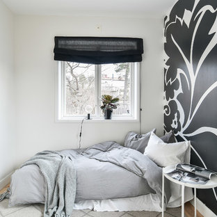Idéer för ett nordiskt gästrum, med flerfärgade väggar och ljust trägolv