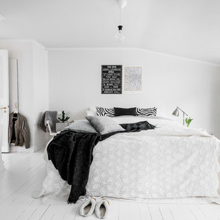 Imagen de dormitorio principal, escandinavo, de tamaño medio, con paredes blancas y suelo de madera pintada