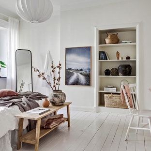 Bild på ett stort minimalistiskt huvudsovrum, med vita väggar, målat trägolv och vitt golv