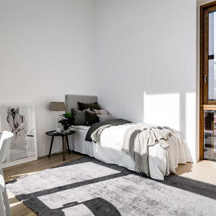Minimalistisk inredning av ett mellanstort gästrum