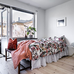 Idéer för små minimalistiska huvudsovrum, med vita väggar, ljust trägolv och beiget golv