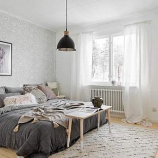 Inspiration för ett mellanstort nordiskt huvudsovrum, med flerfärgade väggar och ljust trägolv