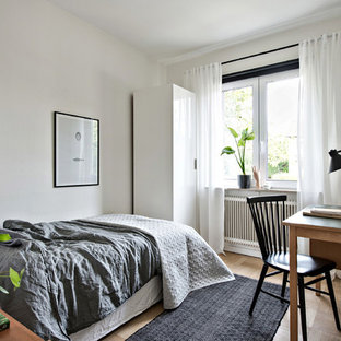 Foto på ett skandinaviskt gästrum, med vita väggar, mellanmörkt trägolv och beiget golv