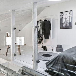 Inspiration för ett nordiskt sovloft, med vita väggar, målat trägolv och vitt golv