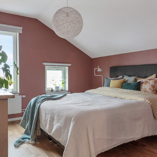 Inspiration för ett funkis gästrum, med rosa väggar, mellanmörkt trägolv och brunt golv