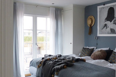 マルメにある北欧スタイルのおしゃれな寝室のインテリア