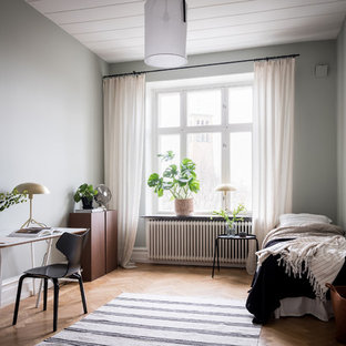 Inspiration för minimalistiska sovrum, med blå väggar, ljust trägolv och beiget golv