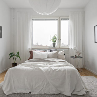 Idéer för mellanstora minimalistiska huvudsovrum, med vita väggar, ljust trägolv och beiget golv