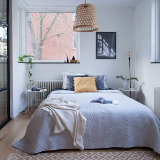 Exempel på ett mellanstort minimalistiskt huvudsovrum, med vita väggar, ljust trägolv och beiget golv