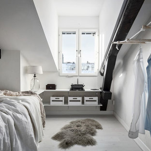 Idéer för att renovera ett minimalistiskt gästrum, med vita väggar och ljust trägolv