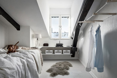 Ejemplo de habitación de invitados escandinava sin chimenea con paredes blancas y suelo de madera clara