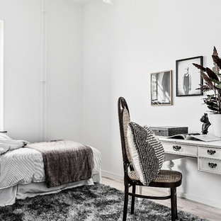 Inspiration för nordiska sovrum, med vita väggar, ljust trägolv och beiget golv