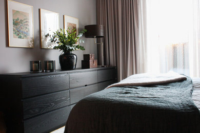 Exempel på ett klassiskt sovrum, med grå väggar