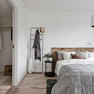Idéer för ett minimalistiskt huvudsovrum, med vita väggar, ljust trägolv och beiget golv
