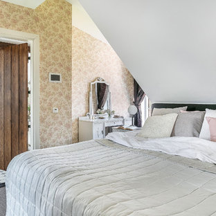 Idéer för små shabby chic-inspirerade huvudsovrum, med heltäckningsmatta, grått golv och gula väggar