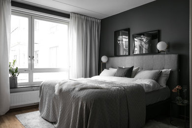 Exempel på ett skandinaviskt sovrum, med svarta väggar