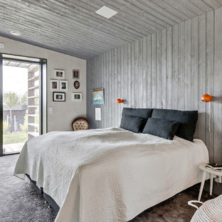 Inspiration för stora minimalistiska huvudsovrum, med grå väggar, heltäckningsmatta och grått golv
