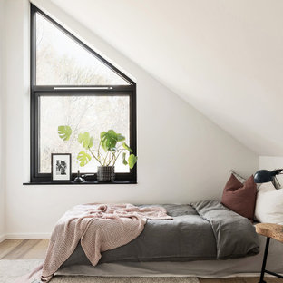 Inspiration för mellanstora nordiska sovrum, med vita väggar, ljust trägolv och beiget golv