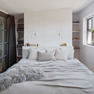 Imagen de dormitorio principal, escandinavo, pequeño, sin chimenea, con paredes blancas