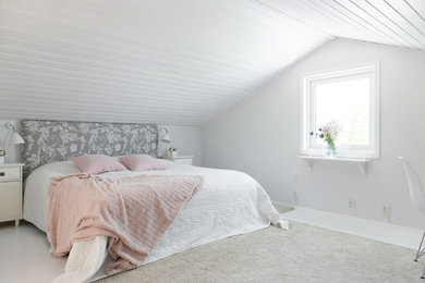 Idéer för att renovera ett mellanstort skandinaviskt sovloft, med vita väggar och vitt golv