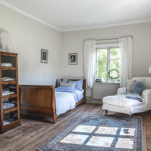 Idéer för ett shabby chic-inspirerat sovrum, med grå väggar, mörkt trägolv och brunt golv