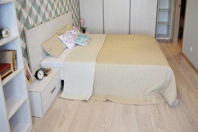 На фото: хозяйская спальня в скандинавском стиле с серыми стенами, полом из ламината и бежевым полом