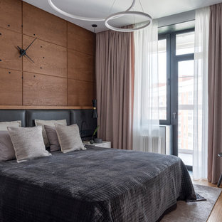 Modernes Hauptschlafzimmer mit brauner Wandfarbe, braunem Holzboden und braunem Boden in Moskau