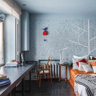 Ejemplo de dormitorio principal, bohemio, grande, con paredes azules y suelo negro