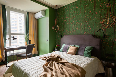 モスクワにある小さなトランジショナルスタイルのおしゃれな主寝室 (緑の壁、無垢フローリング、茶色い床) のレイアウト