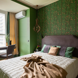 Imagen de dormitorio principal, clásico renovado, pequeño, con paredes verdes, suelo de madera en tonos medios y suelo marrón